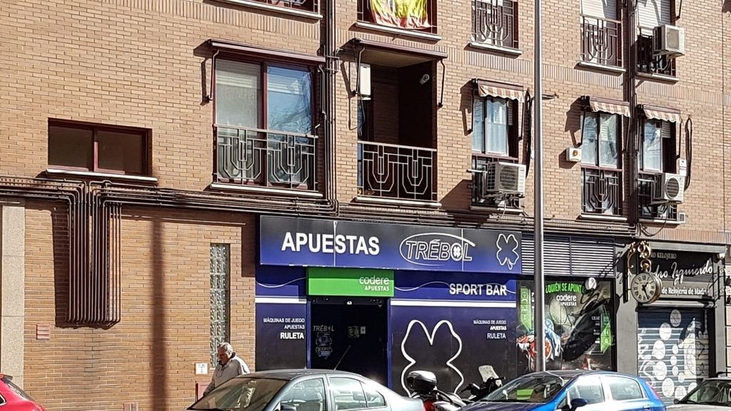 Garzón critica la "laxitud" con la que la Junta fija la distancia entre casas de apuestas y centros escolares