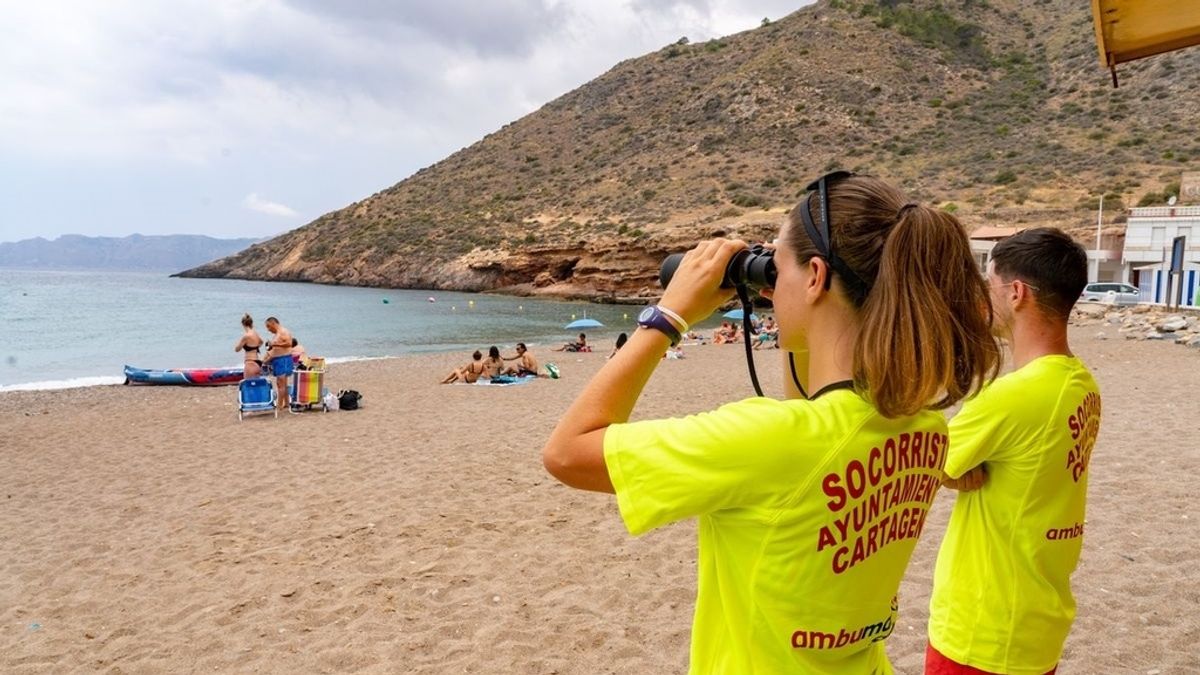 El dispositivo de vigilancia y salvamento en las playas de Cartagena realiza 400 asistencias sanitarias en junio