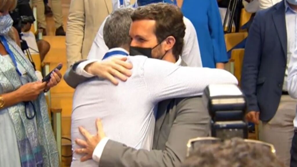 El abrazo más comentado: Casado apoya a Cantó, nombrado de director de la Oficina de Defensa del Español