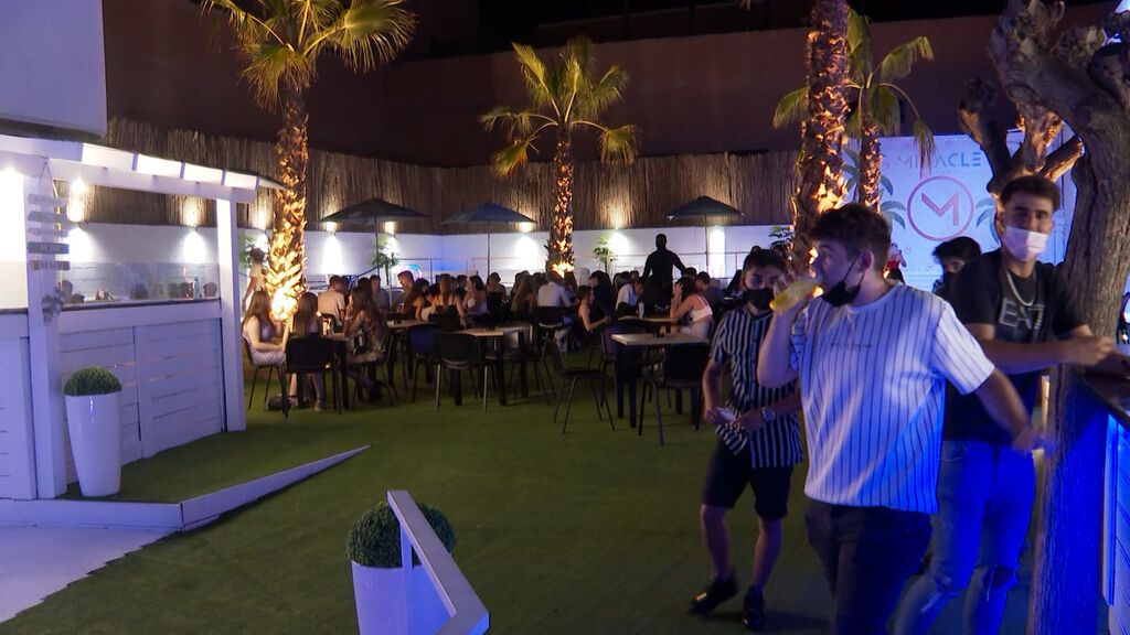 Clientes de la discoteca Miracle aplauden la demostración que se practica antes de ingresar