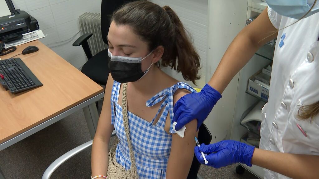 Cientos de jóvenes hacen cola en Barcelona para vacunarse