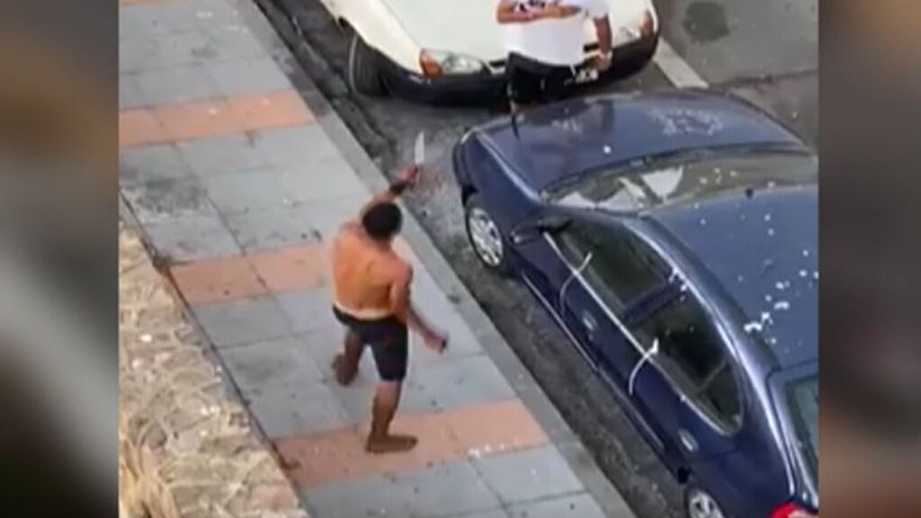 Un joven amenaza con dos cuchillos a varios vecinos en plena calle: ha sido detenido en Ceuta
