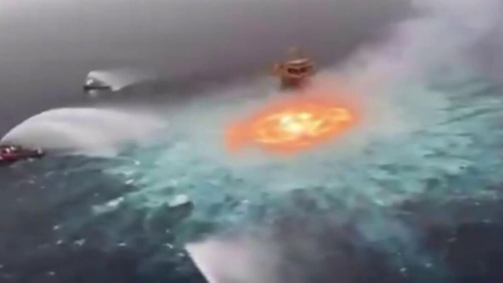 Una fuga submarina de gas provoca un espectacular incendio en las aguas del Golfo de México