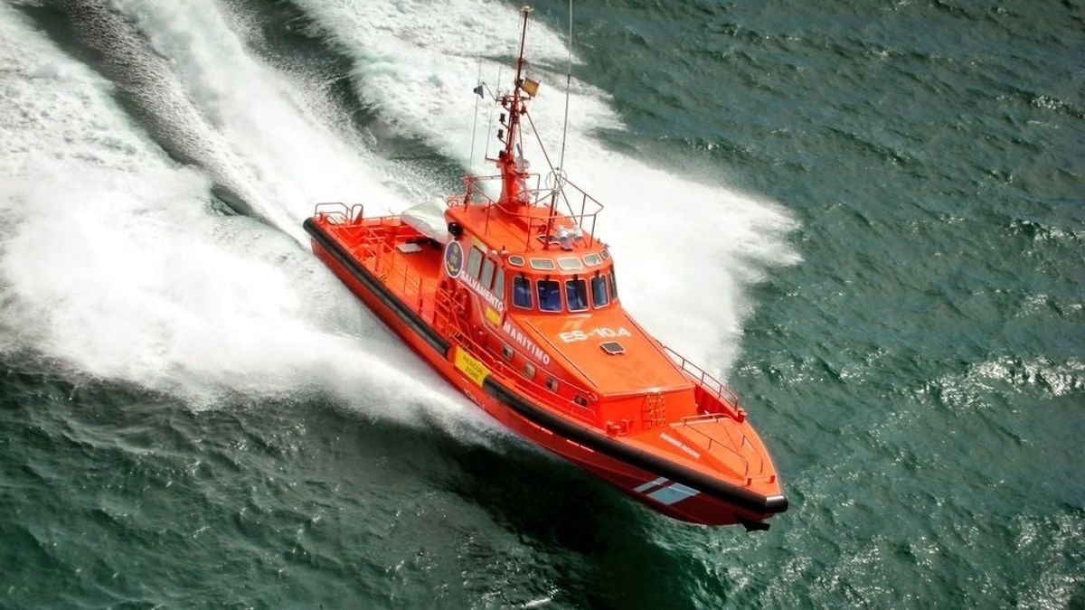 Salvamento Marítimo rescata a dos tripulantes de una moto acuática hundiéndose en Es Vedrà