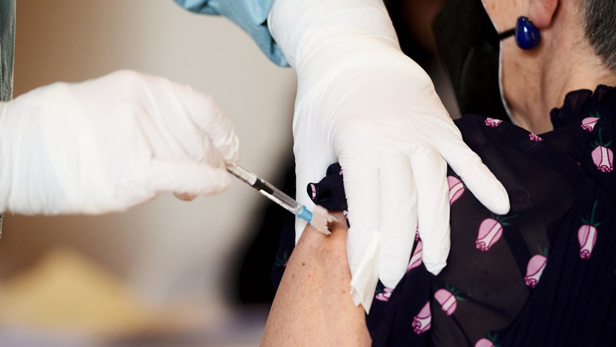 Cantabria prevé acabar de administrar la primera vacuna al grupo de 40 a 49 años a mitad del mes