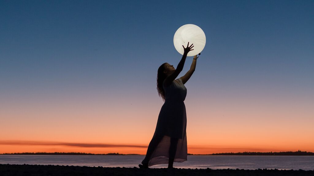 MUJER-LUNA.PEXELS