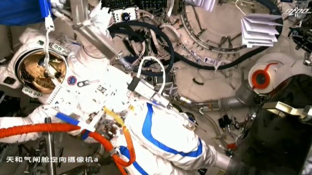 Astronautas chinos de la Shenzhou-12 dan un paseo espacial por primera vez desde 2008