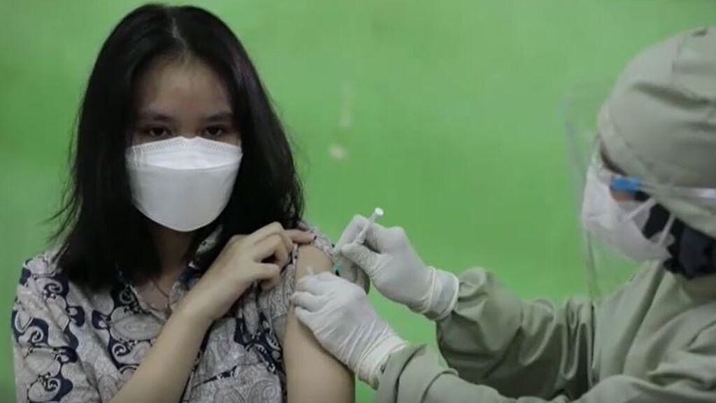 Los jóvenes entre 12 y 17 años empiezan a recibir la vacuna contra el covid en Indonesia