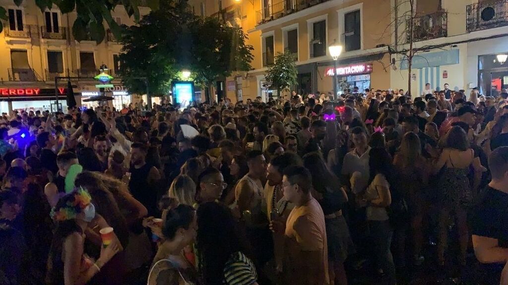 Nueva noche de aglomeraciones en la plaza de Chueca con motivo de la celebración del Orgullo LGTB