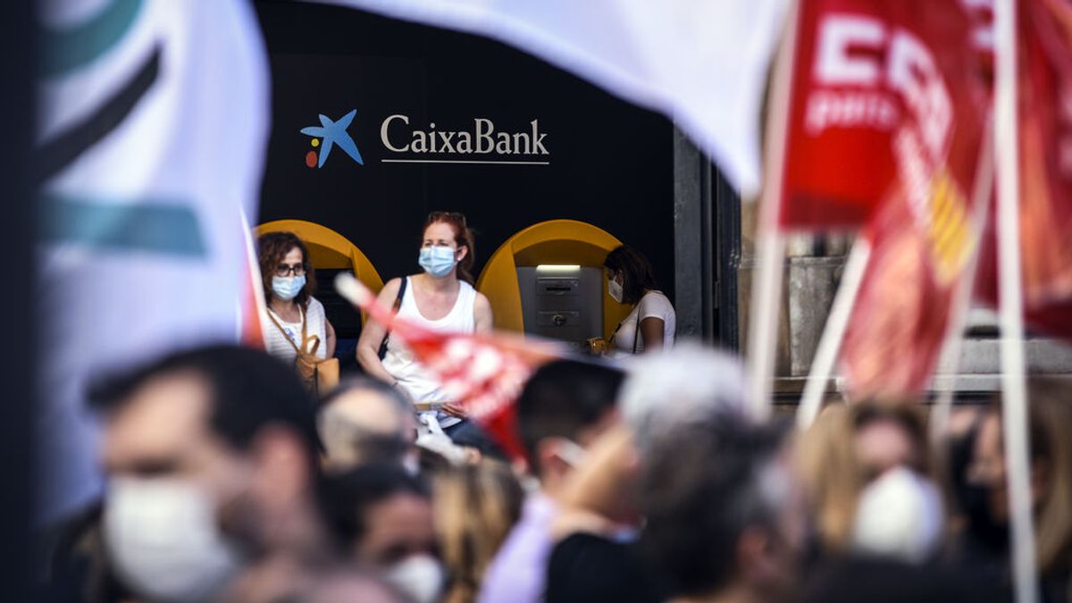 La banca pacta el ajuste de más de 15.000 empleos desde que irrumpió la pandemia La banca pacta el ajuste de más de 15.000 empleos desde que irrumpió la pandemia