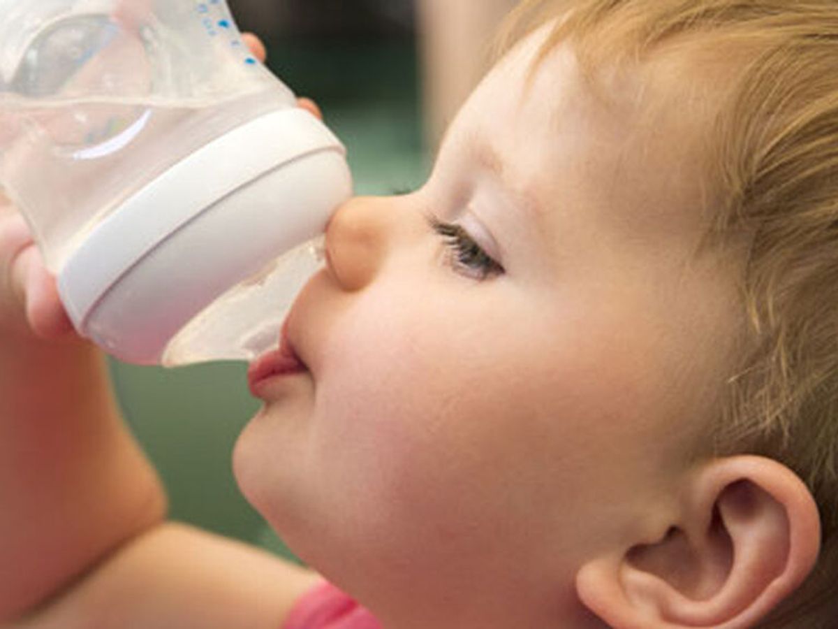El peligro de dar agua a bebés recién nacidos menores de 6 meses