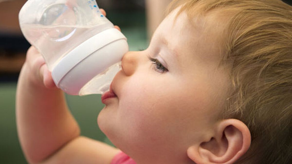 ¿Puede un bebé de pocas semanas beber agua? Todo lo que debes saber para que tu pequeño esté bien hidratado.