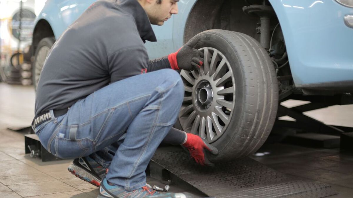 Cómo cambiar una rueda del coche paso a paso Cómo cambiar una rueda del coche paso a paso