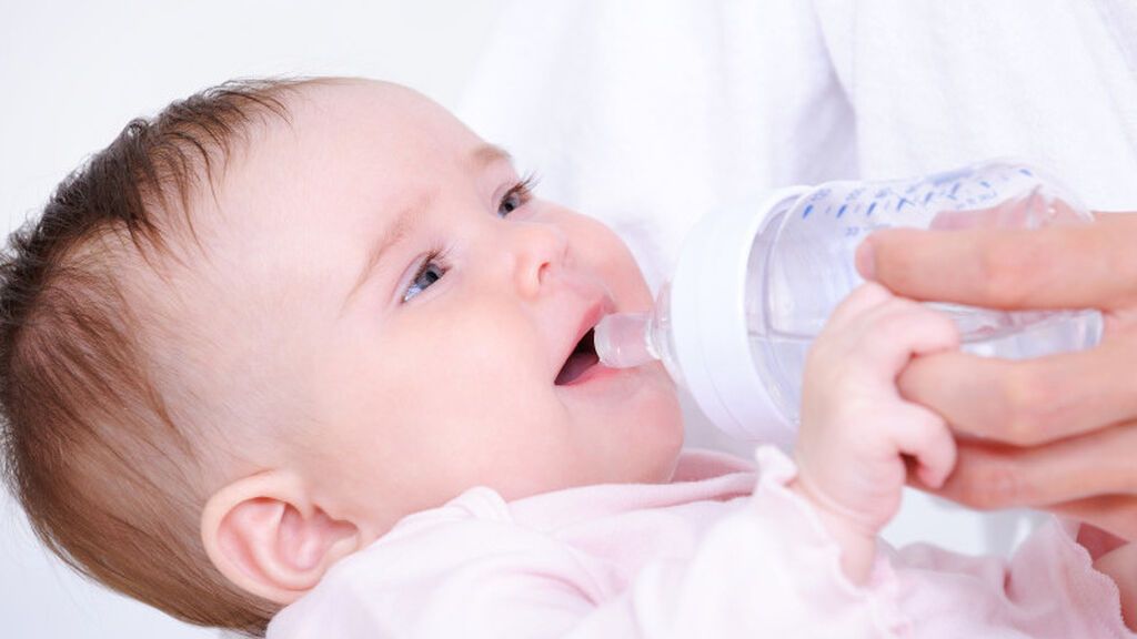 Puede ser que te preguntes si tu bebé necesita agua.