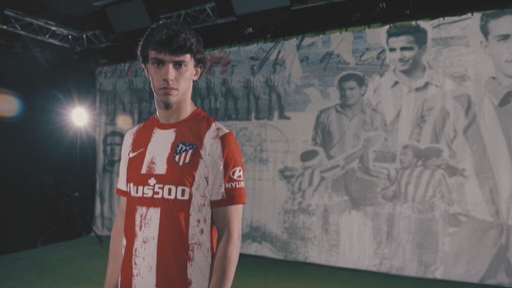 La nueva equipación del Atlético de Madrid busca un guiño con su historia pero divide a su afición
