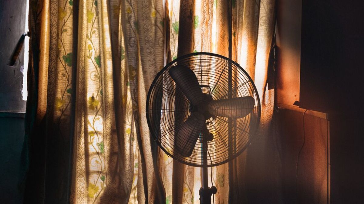 Dormir a la fresca: ¿y si acostarnos con el ventilador no fuese tan buena idea?