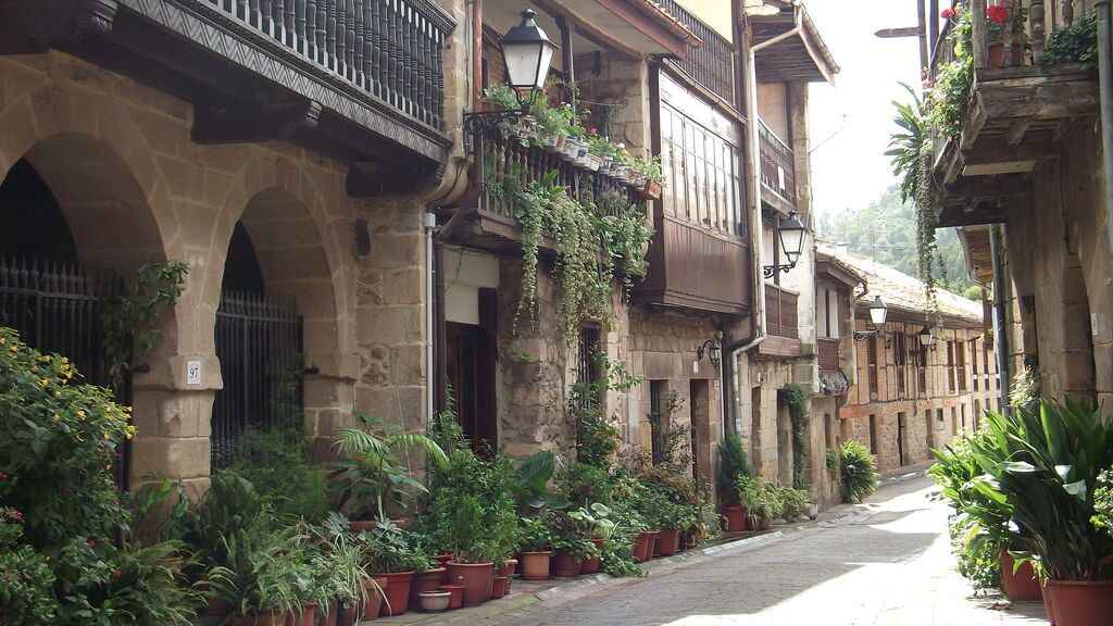 Calle_principal_de_la_Villa_de_Cartes wiki