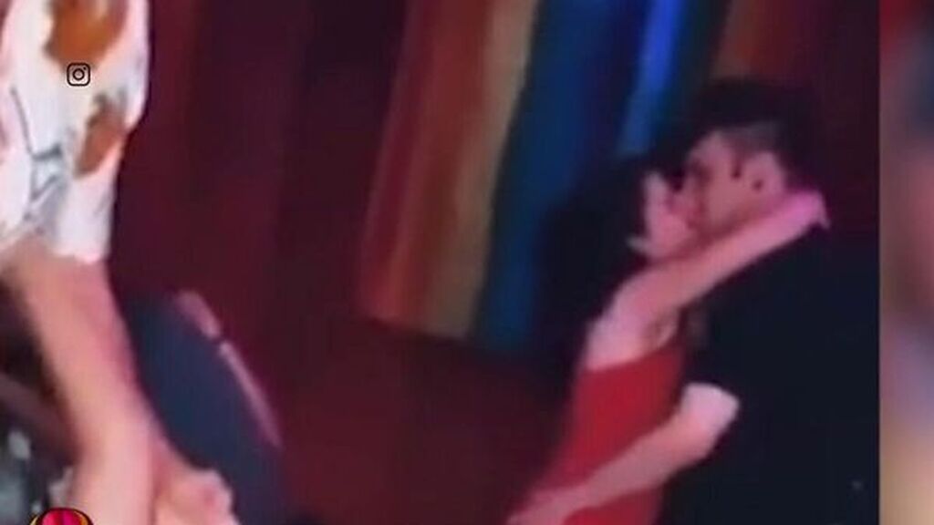 Carla y su novio besándose apasionadamente en la discoteca