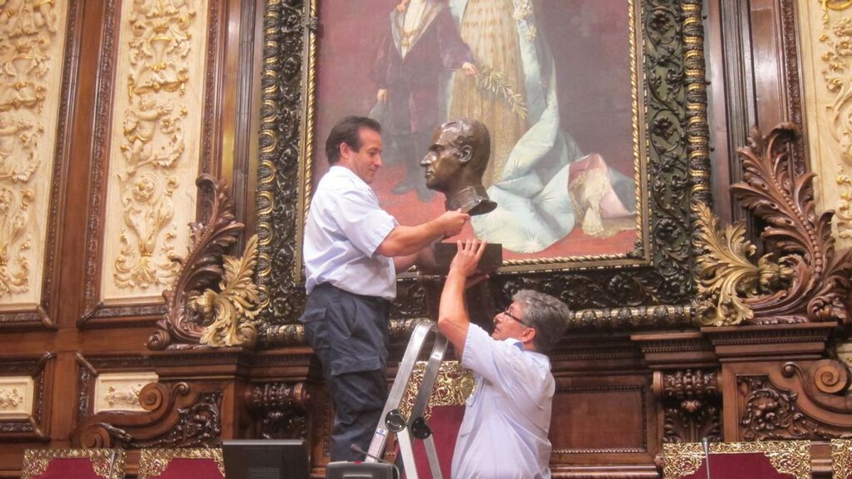 Sí, la efigie del rey debe ser "visible" y estar colocada en lugar "preferente" en los ayuntamientos Sí, la efigie del rey debe ser "visible" y estar colocada en lugar "preferente" en los ayuntamientos