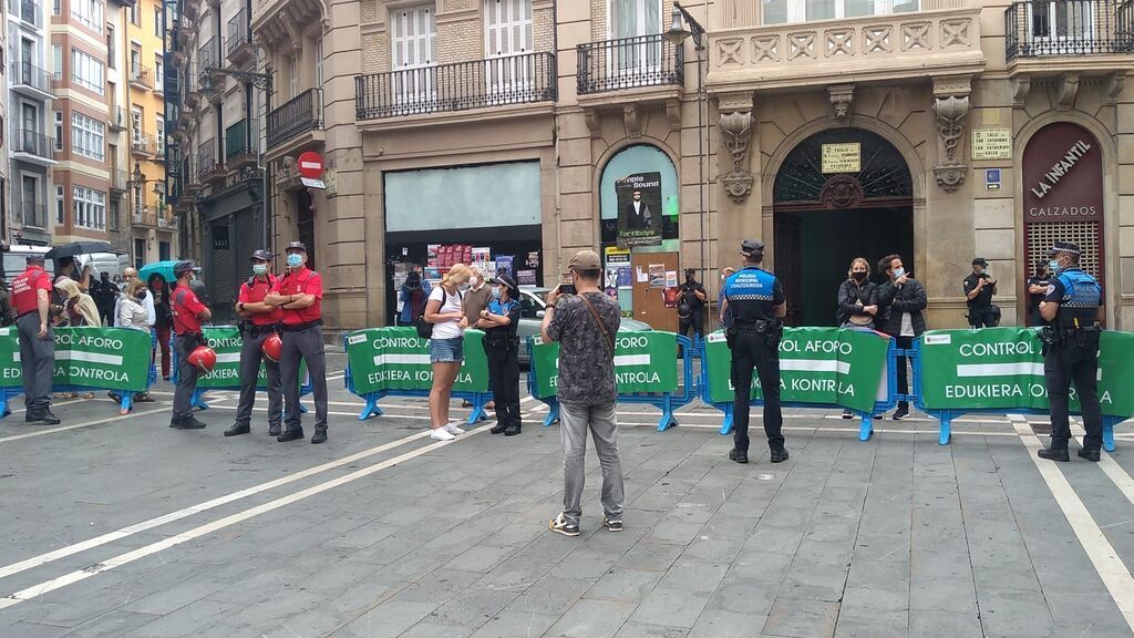 Controles de aforo en los accesos de la Plaza del ayuntamient de Pamplona.