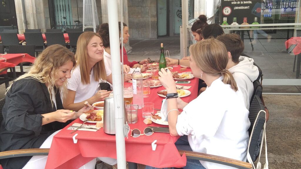 Una cuadrilla almuerza en un local de la Plaza del Castillo.