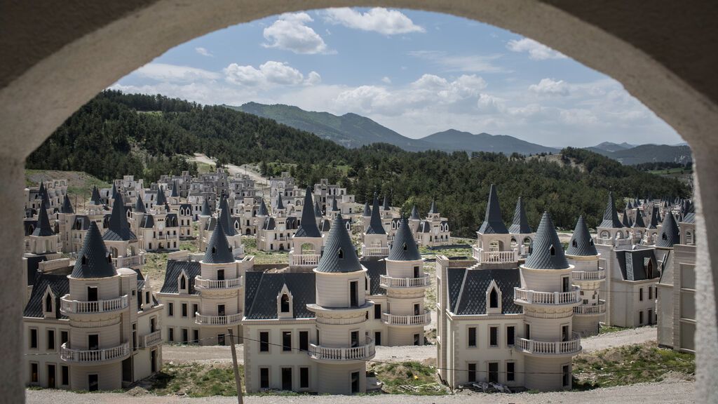 Burj Al Babas: un pueblo fantasma con cientos de castillos vacíos estilo Disney Land