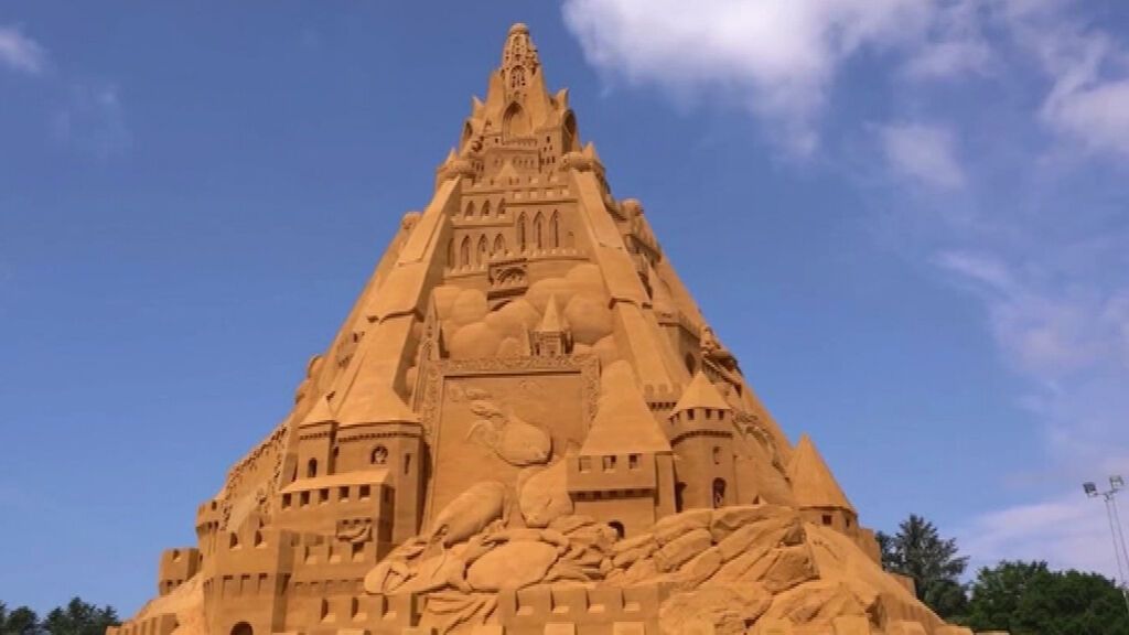 Construyen el castillo de arena más alto del mundo en Dinamarca inspirado en el coronavirus