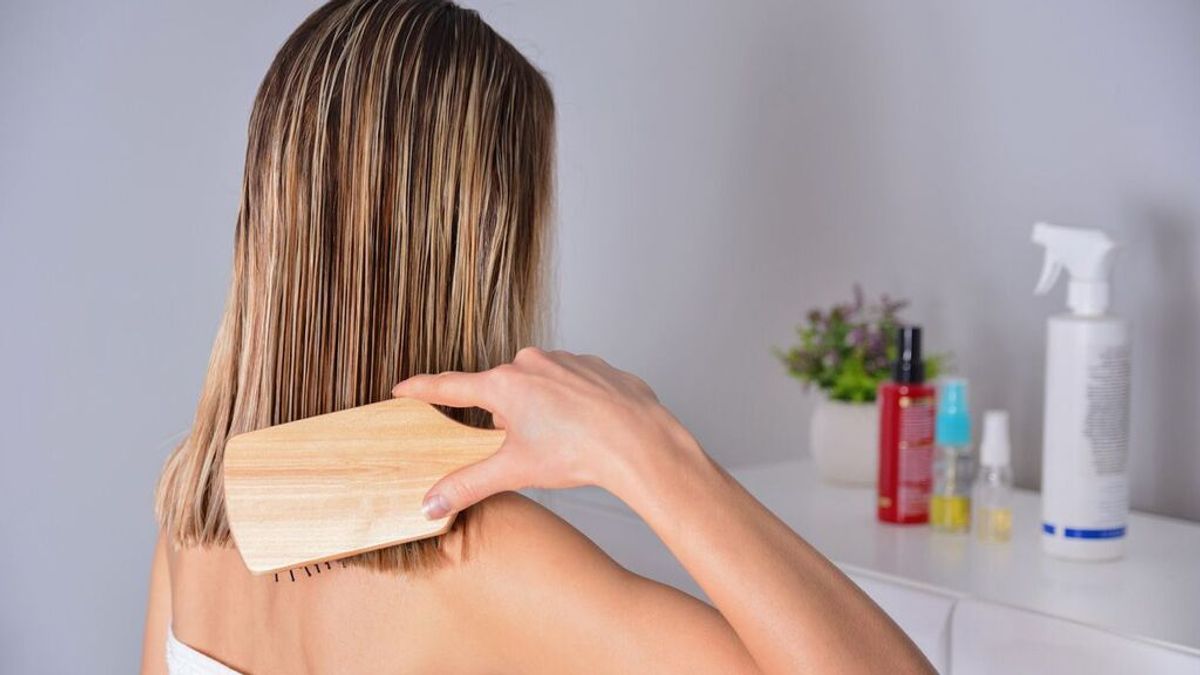 Cómo alisar el pelo de forma natural y sin dañarlo: desde las mascarillas de aceite de coco a las plátano y leche.