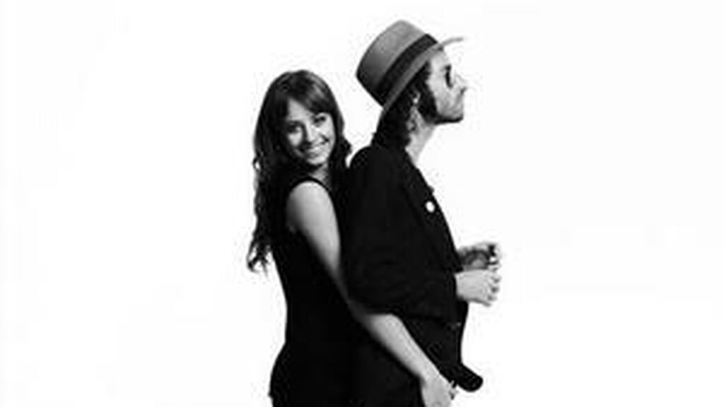 También, fue relacionada con el cantante Leiva.