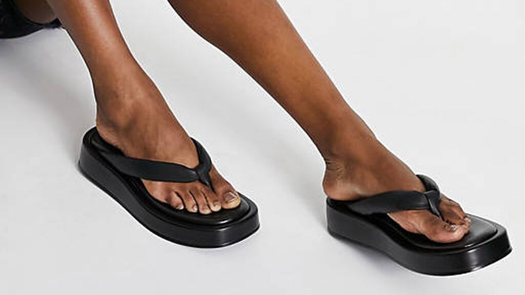 Las chanclas de plataforma son todo un éxito.