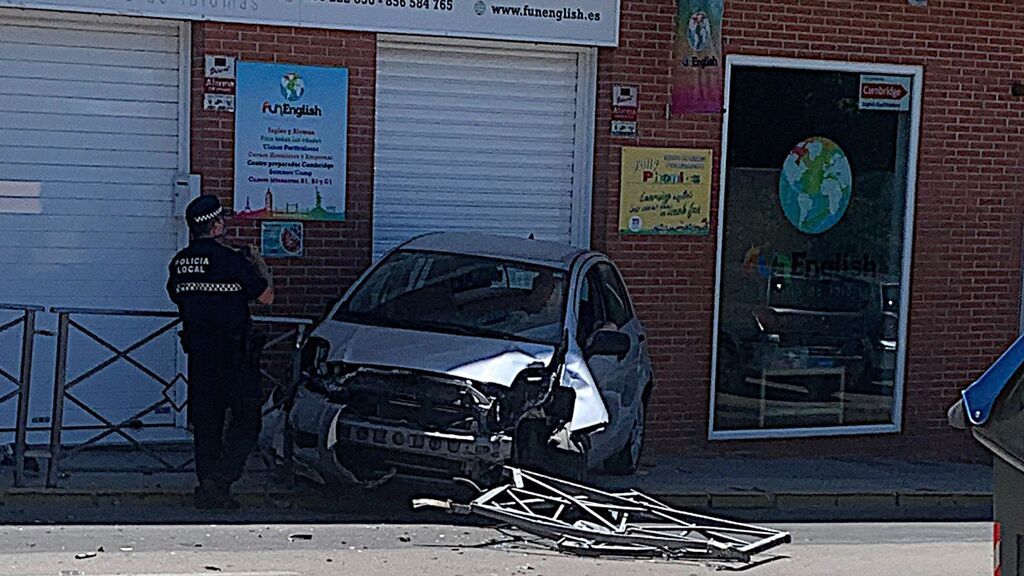 El coche en la puerta de la academia