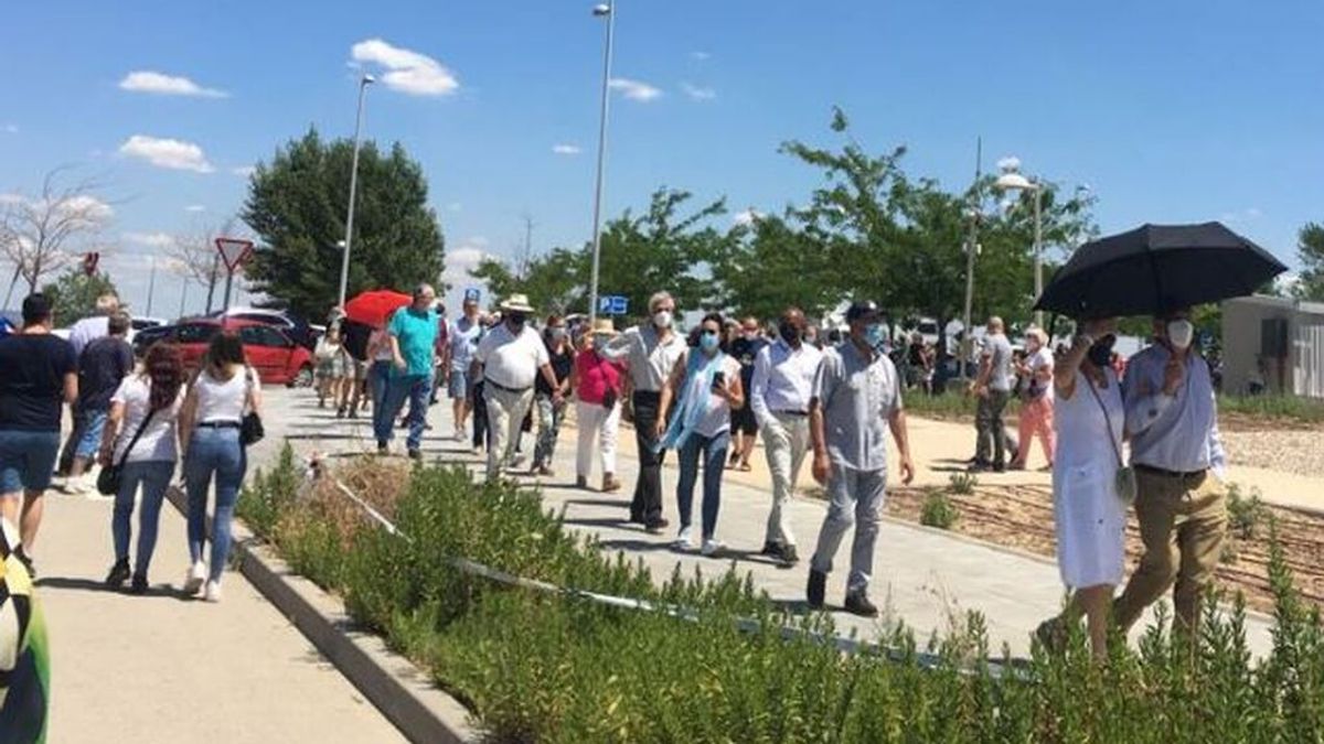 Quejas por las colas en el Isabel Zendal para vacunarse tras citar el hospital a 30.000 personas en un día Quejas por las colas en el Isabel Zendal para vacunarse tras citar el hospital a 30.000 personas en un día