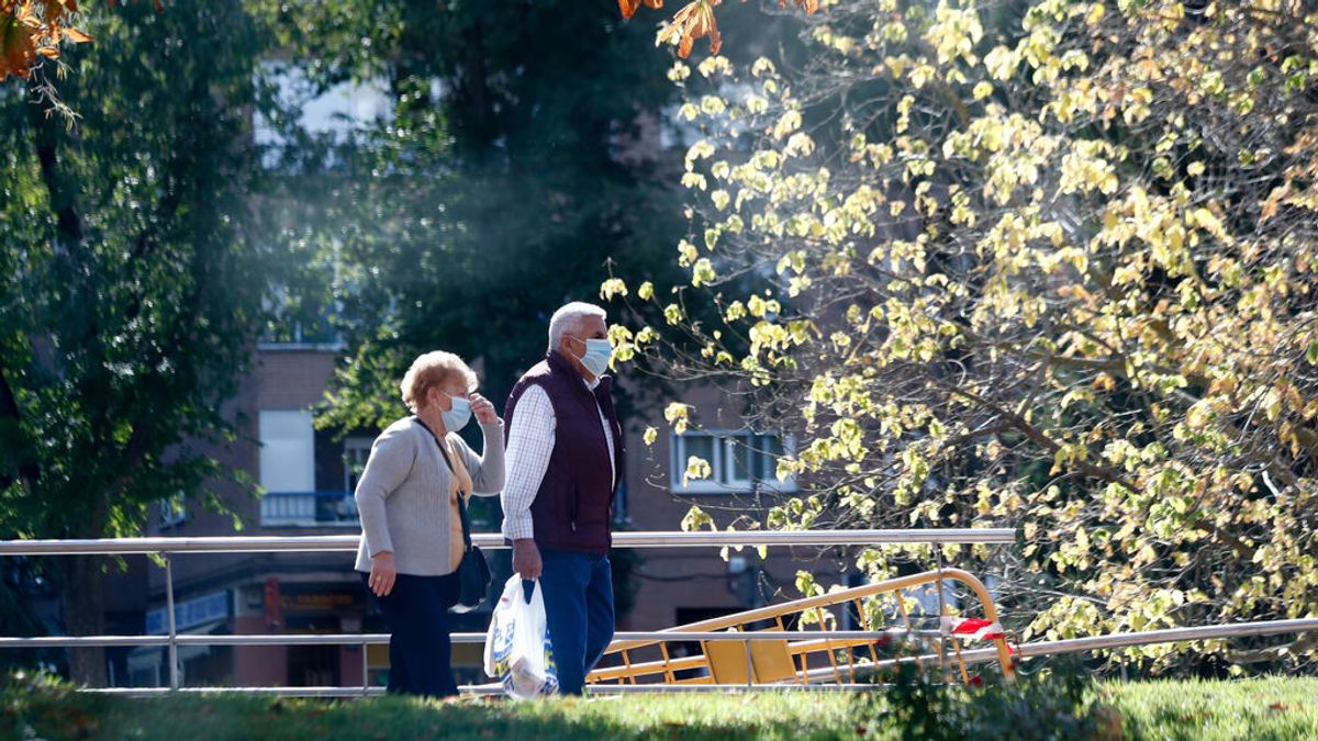ancianos paseando ancianos paseando