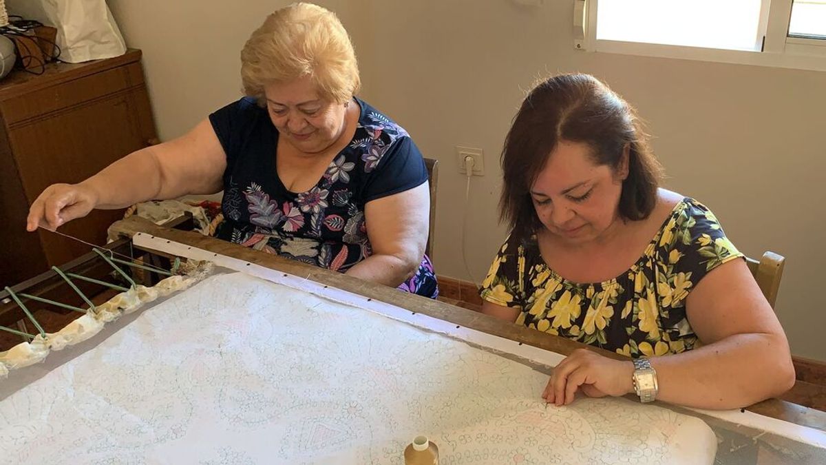 La tradición de bordar tul de seda natural que mantiene viva una vecina de Granada