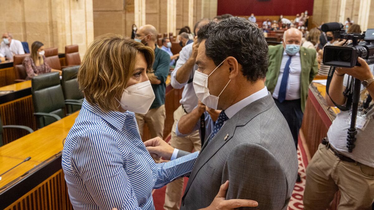 Susana Díaz y Juanma Moreno se saludan en el Parlamento andaluz Susana Díaz y Juanma Moreno se saludan en el Parlamento andaluz
