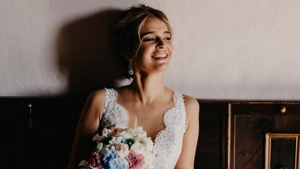 150 horas de trabajo y un velo de más de tres metros bordado a mano: todo lo que no sabías del vestido de novia de Laura Escanes.