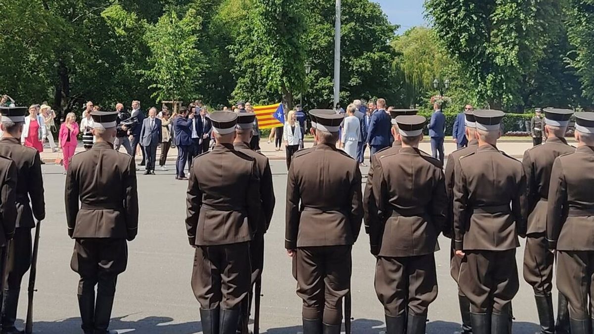 Una estelada se 'cuela' en una ofrenda floral de Sánchez en Riga (Estonia) Una estelada se 'cuela' en una ofrenda floral de Sánchez en Riga (Estonia)