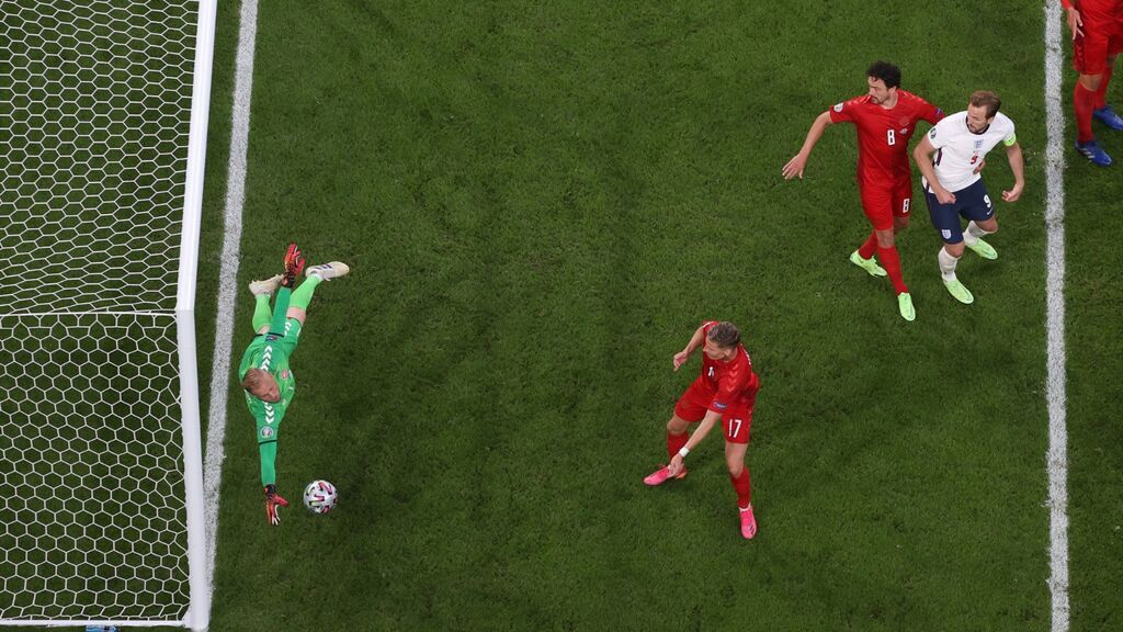 Schmeichel realiza una de las paradas de la Eurocopa: Espectacular mano para evitar el gol de Maguire