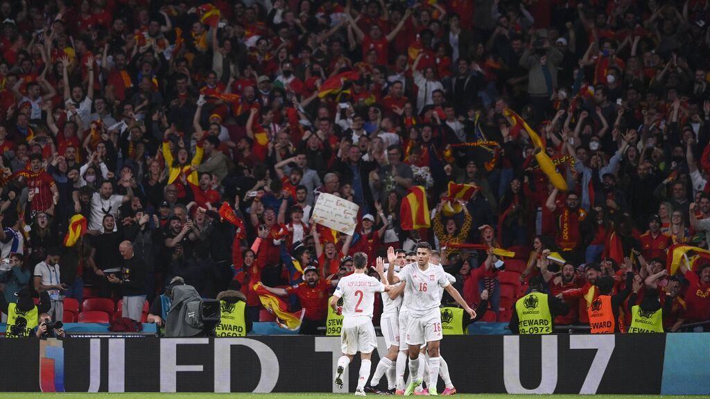 La afición española 'golea' a los italianos pese a jugar en inferioridad: enorme ambiente en Wembley