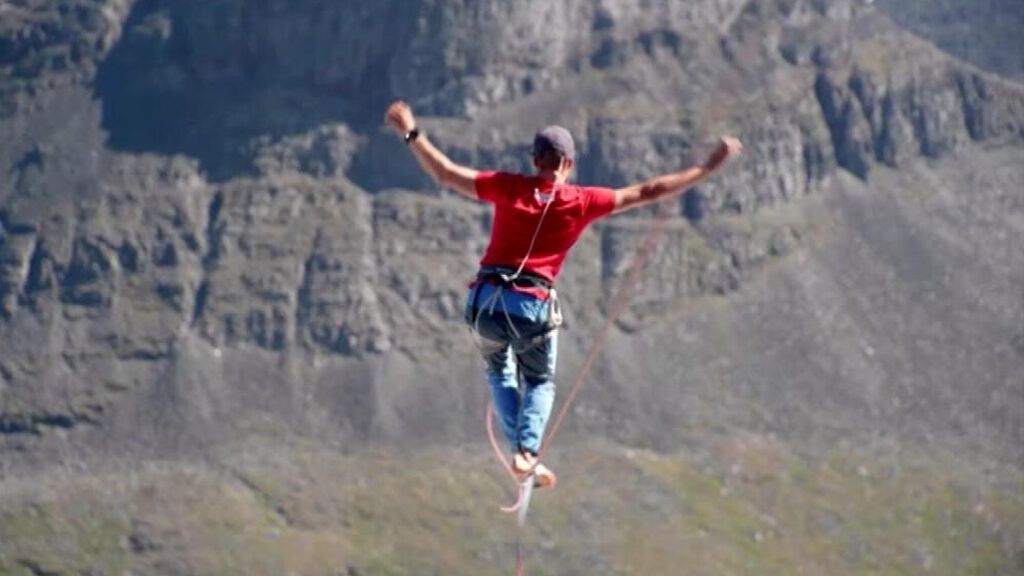 Cuatro 'highliners' alemanes baten el récord de caminar sobre una cuerda de 2,1 km a 600 metros de altura