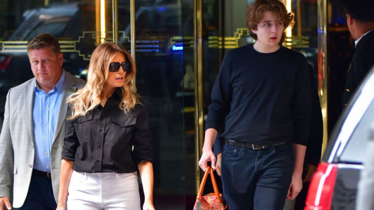 Primeras fotos de Melania Trump y su hijo Barron en Nueva York desde que dejaron la Casa Blanca Primeras fotos de Melania Trump y su hijo Barron en Nueva York desde que dejaron la Casa Blanca