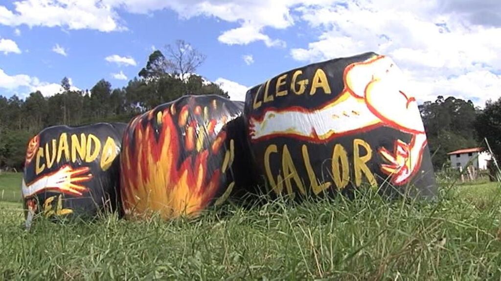 Las bolas de silo llenan de arte los prados de la localidad asturiana de Llanes