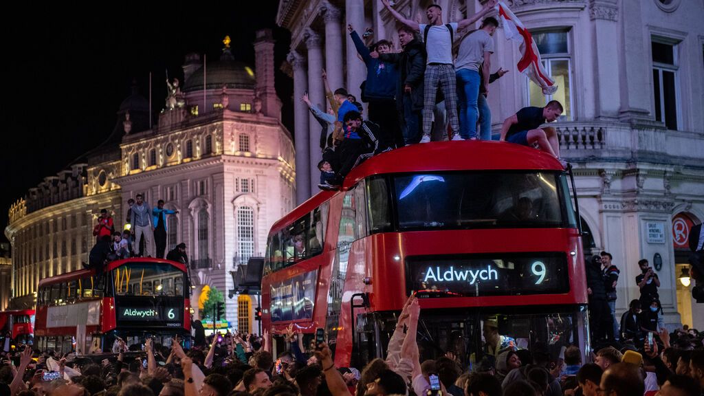 Hinchas ingleses celebran sin mascarillas ni distancias la victoria frente a Dinamarca en la Eurocopa