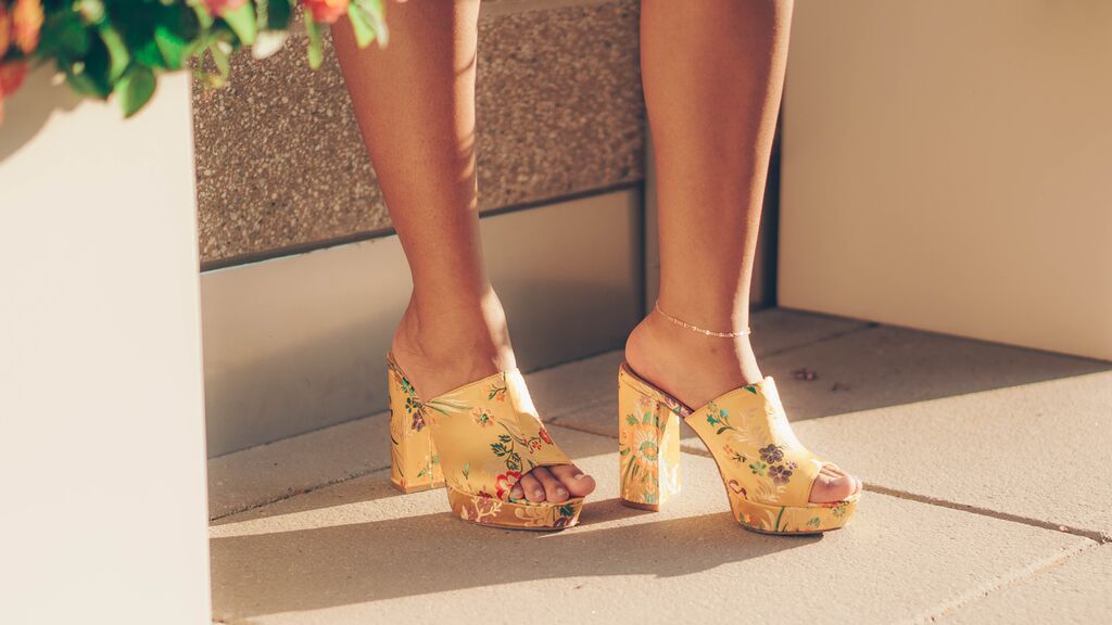 ‘Mule joyas’, así son los zapatos más cómodos y elegantes que vas a llevar este verano
