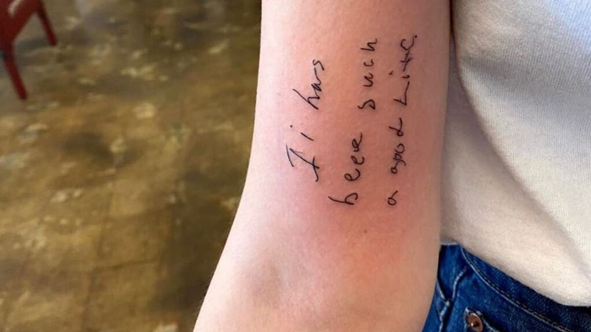Dos hermanas se tatúan la nota que su padre dejó al morir de covid