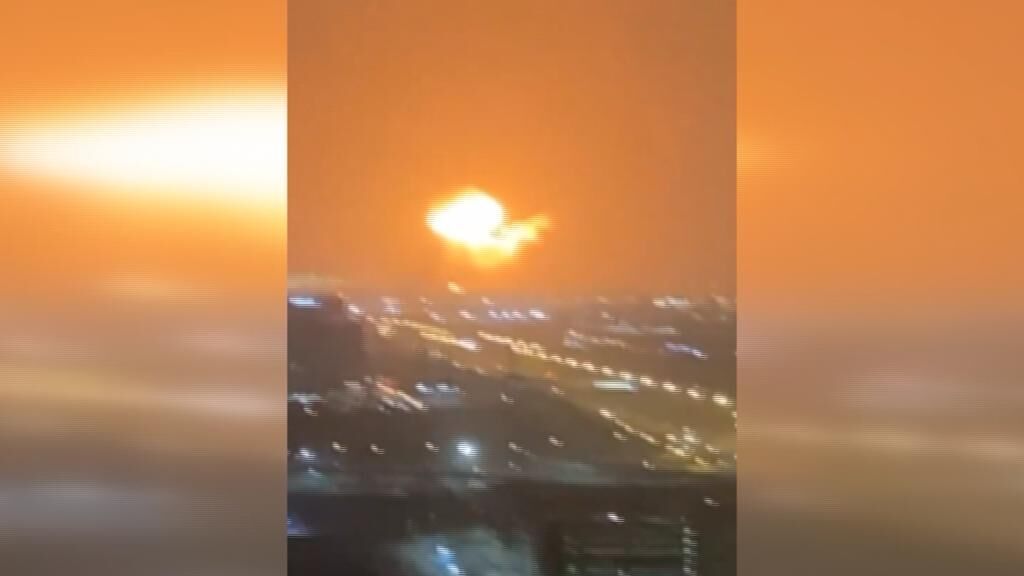 Una tremenda explosión en un buque de Dubái genera un gran incendio: se ha escuchado en toda la ciudad