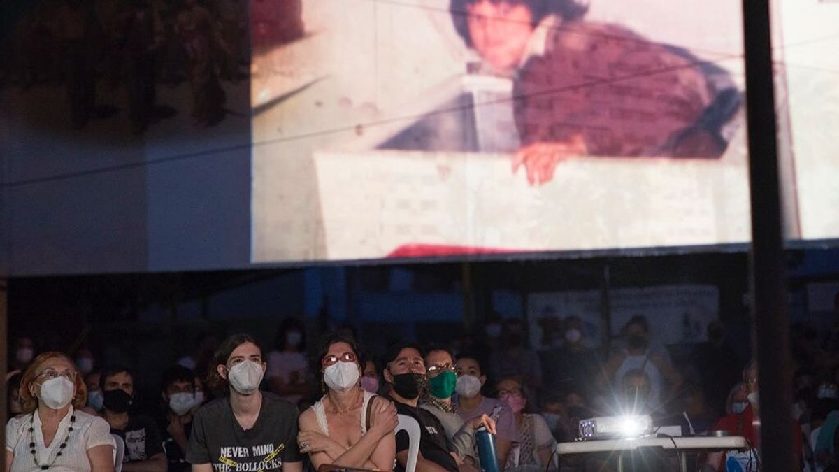 Recuperan cintas domésticas antes de que se borren para salvaguardar la memoria de los barrios Recuperan cintas domésticas antes de que se borren para salvaguardar la memoria de los barrios