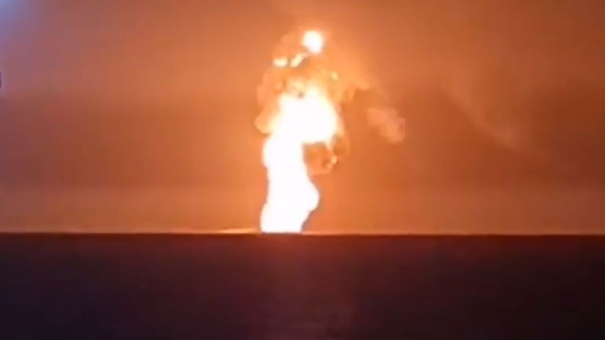 Una misteriosa explosión en el mar Caspio deja un gran incendio: las posibles causas que la produjeron