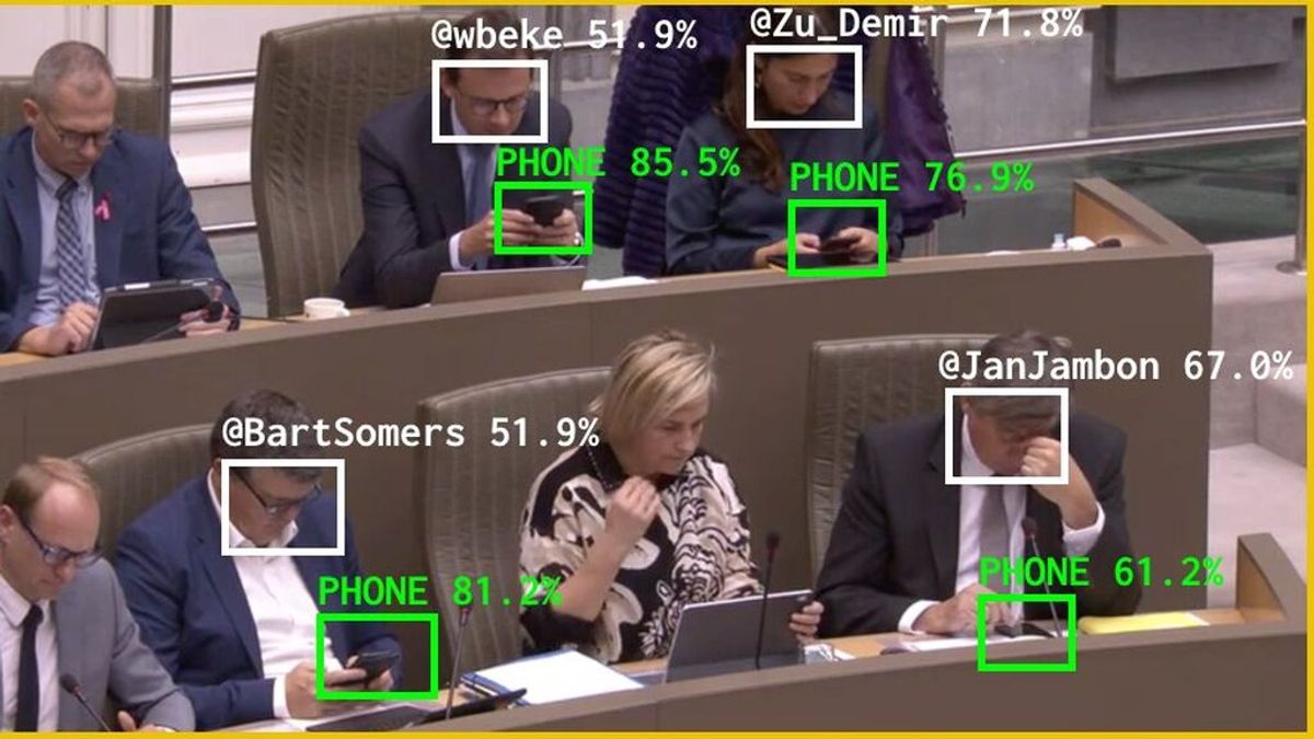 La inteligencia Artificial expone a los diputados belgas que miran el móvil La inteligencia Artificial expone a los diputados belgas que miran el móvil