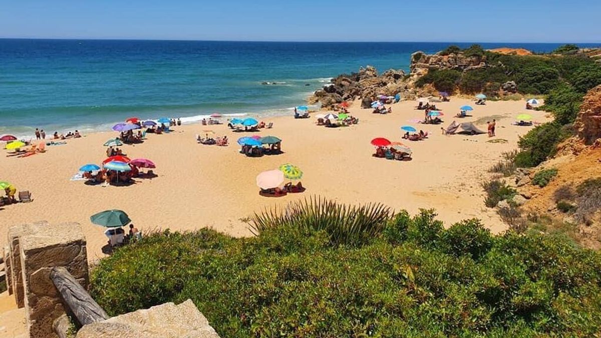 El caso Conil: Andalucía cambia de criterio y cuenta a los turistas a la hora de vigilar las tasas de incidencia